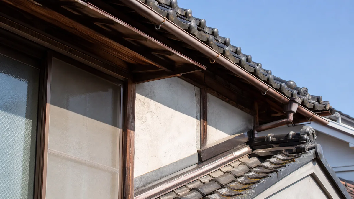 戸建て住宅の外観を確認している様子